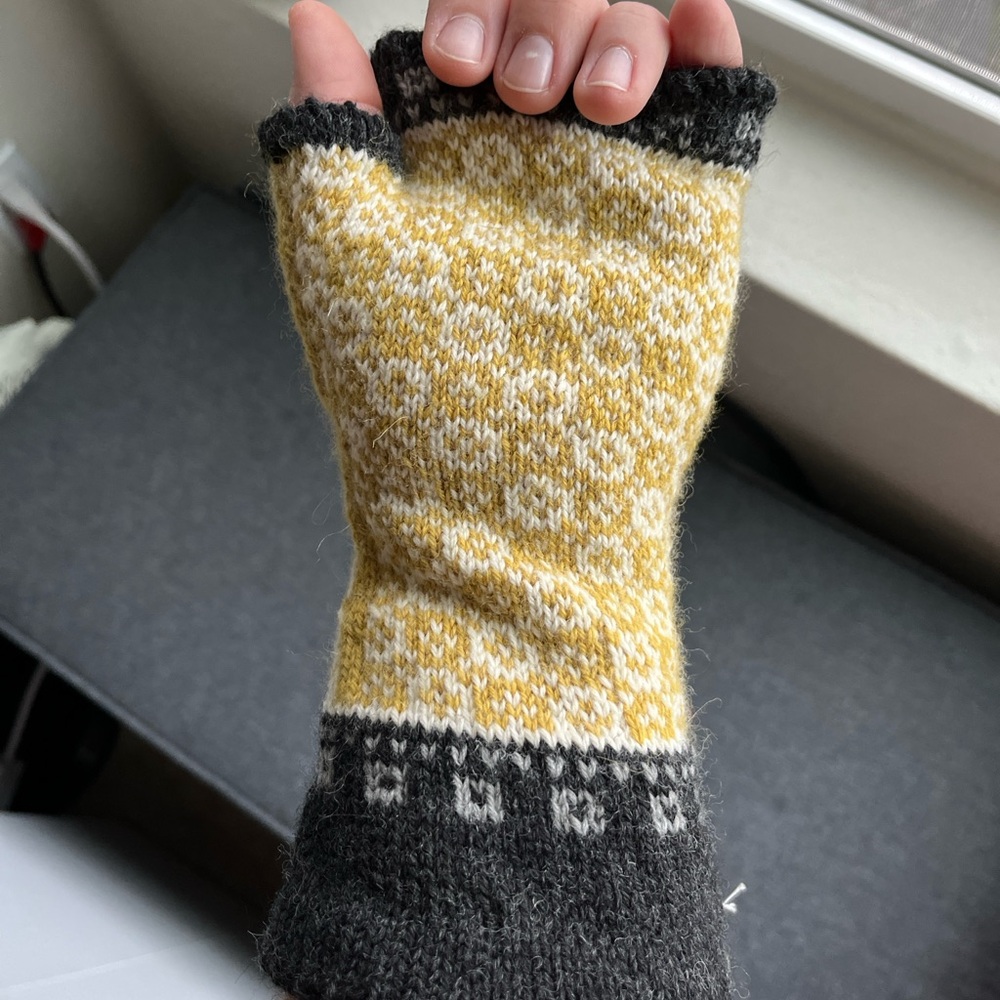 Nordic Pattern Fingerless Gloves - Yellow and Black size M-L - Picture 3 of 3